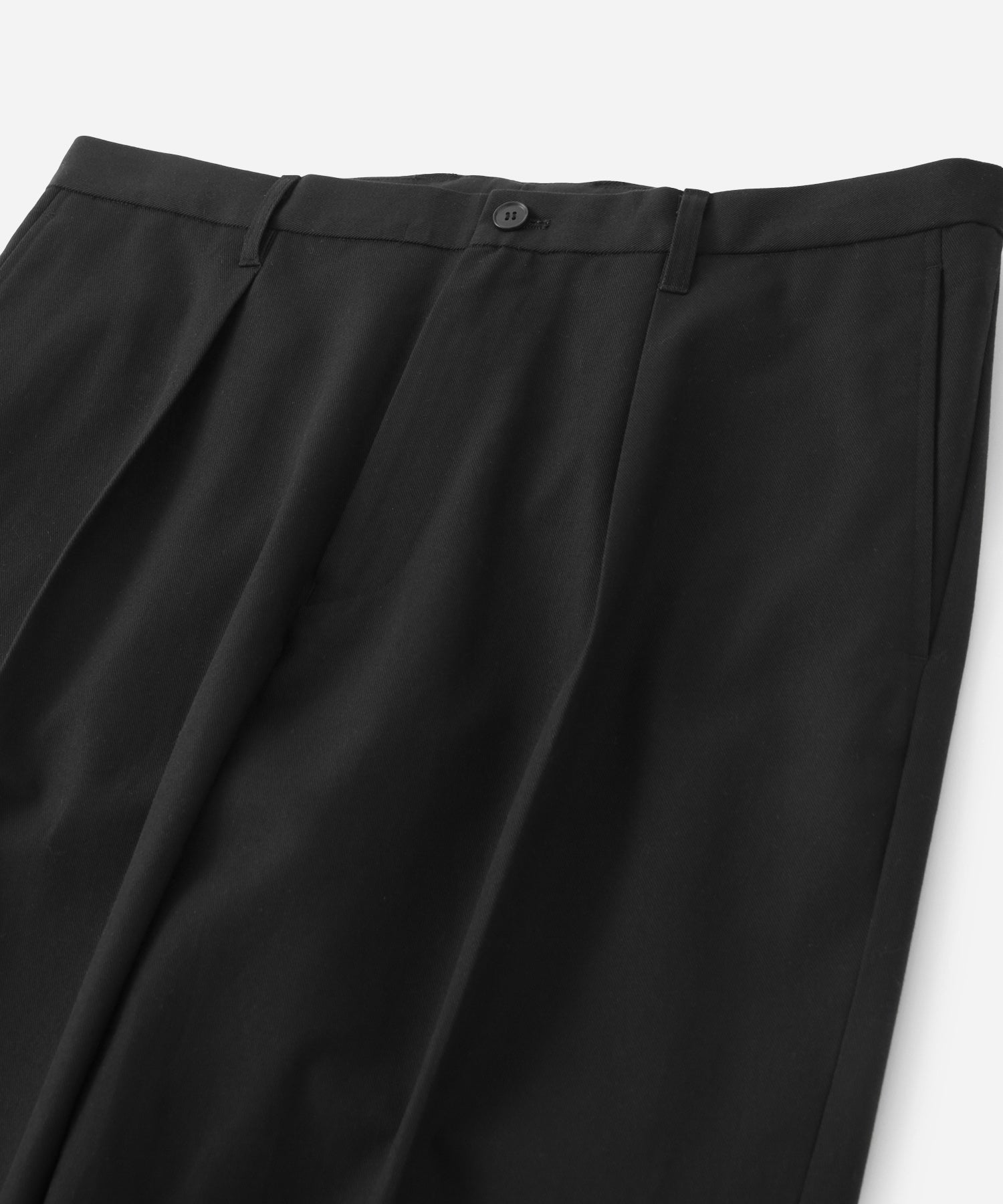 Saturdays NYC. 1Tuck Tapered Pants. Close-up of the waistband, highlighting the single tuck and polished design, in black.