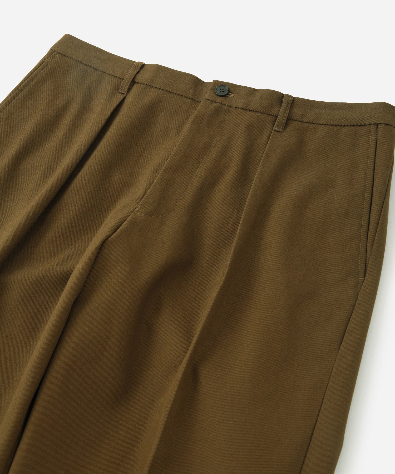 Saturdays NYC. 1Tuck Tapered Pants. Close-up of the waistband, highlighting the single tuck and polished design, in khaki.